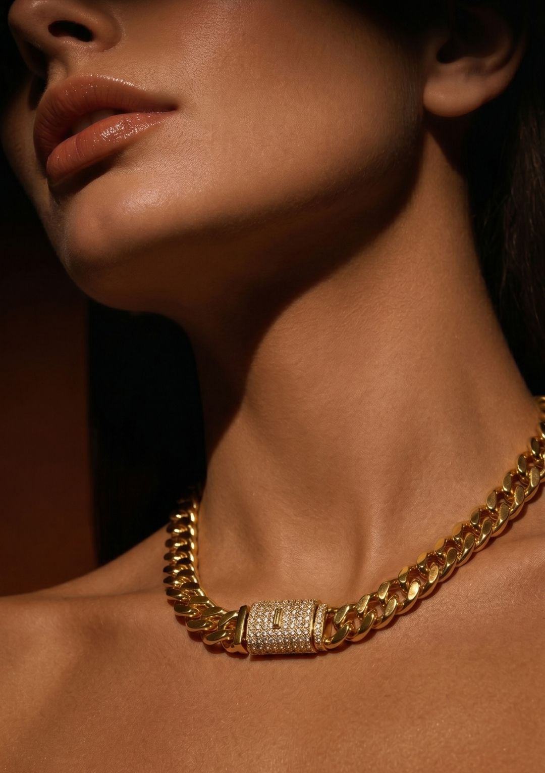 Gold Kalın Zincir Kolye – Taş Detaylı Kilitli Cuban Chain Kadın Kolye