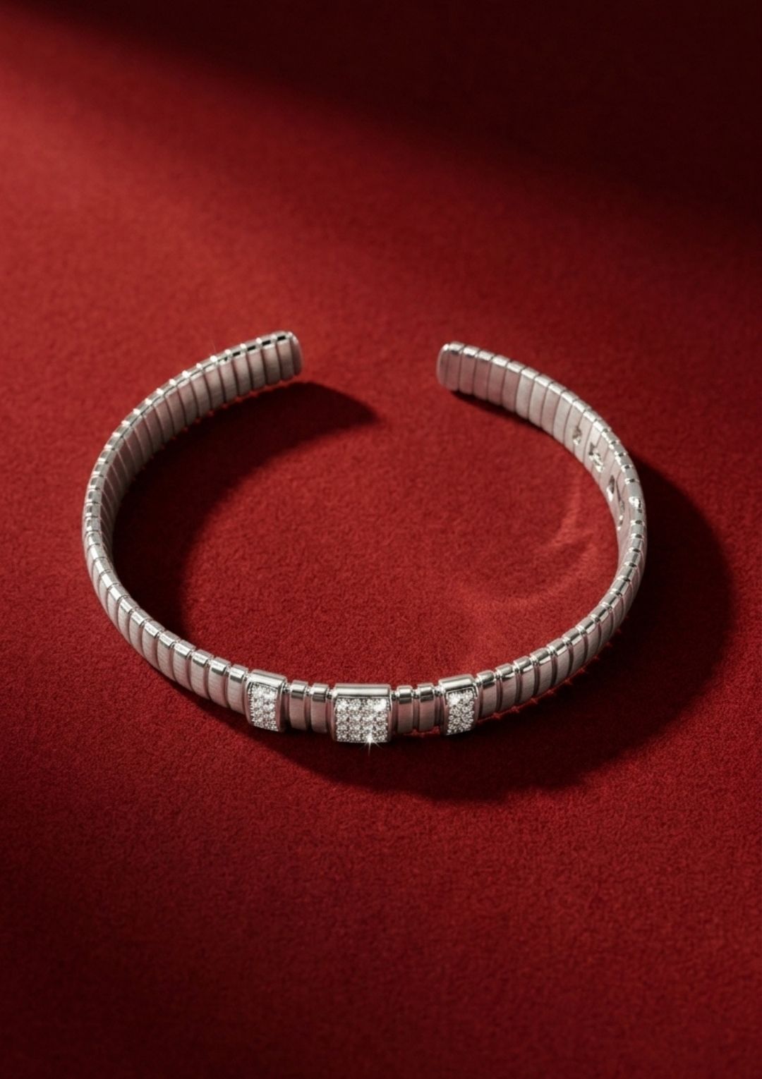 Zirkon Taş Detaylı Silver Kelepçe – Minimal Lüks Kadın Bileklik