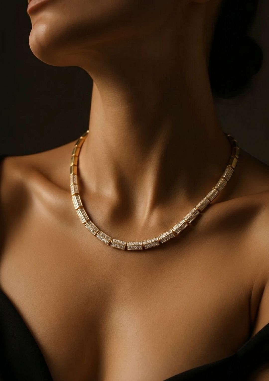 Gold Taş Detaylı Geometrik Kolye – Şık Kadın Kolye Modeli