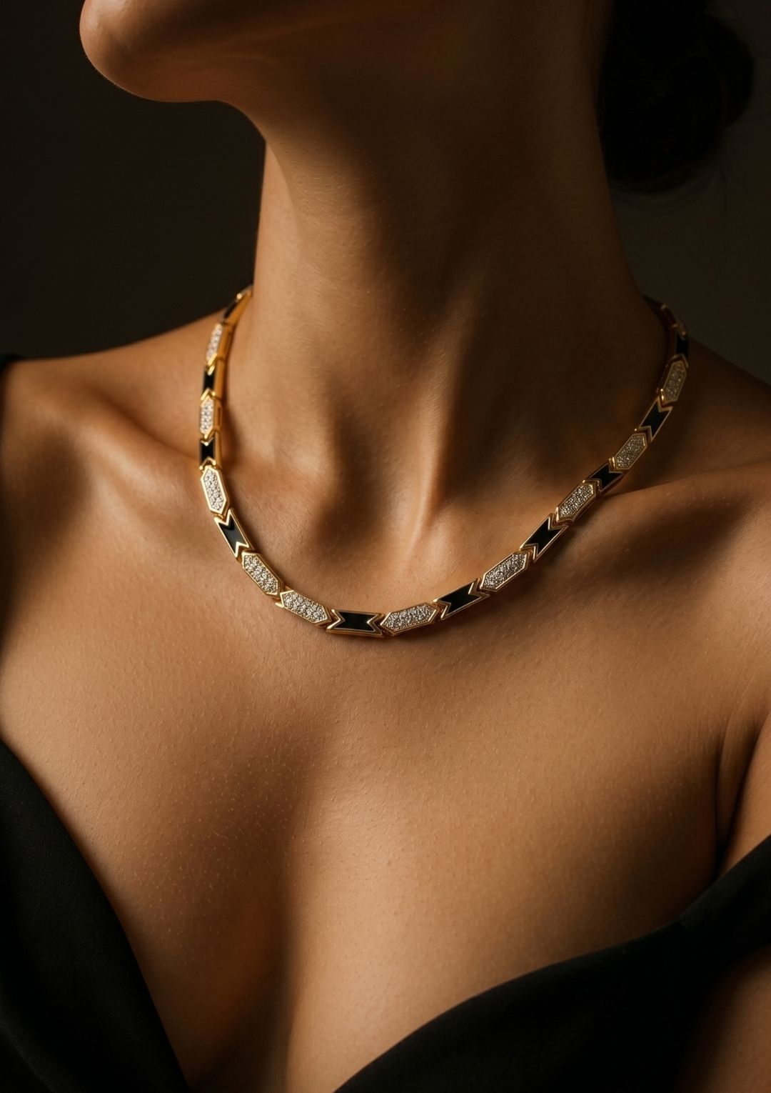 Lüks Taşlı Gold Kadın Kolye – Modern Geometrik Şık Kolye
