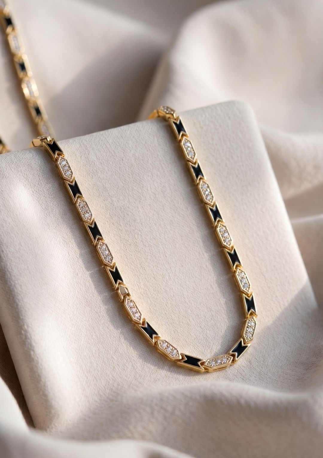 Lüks Taşlı Gold Kadın Kolye – Modern Geometrik Şık Kolye - Görsel 2