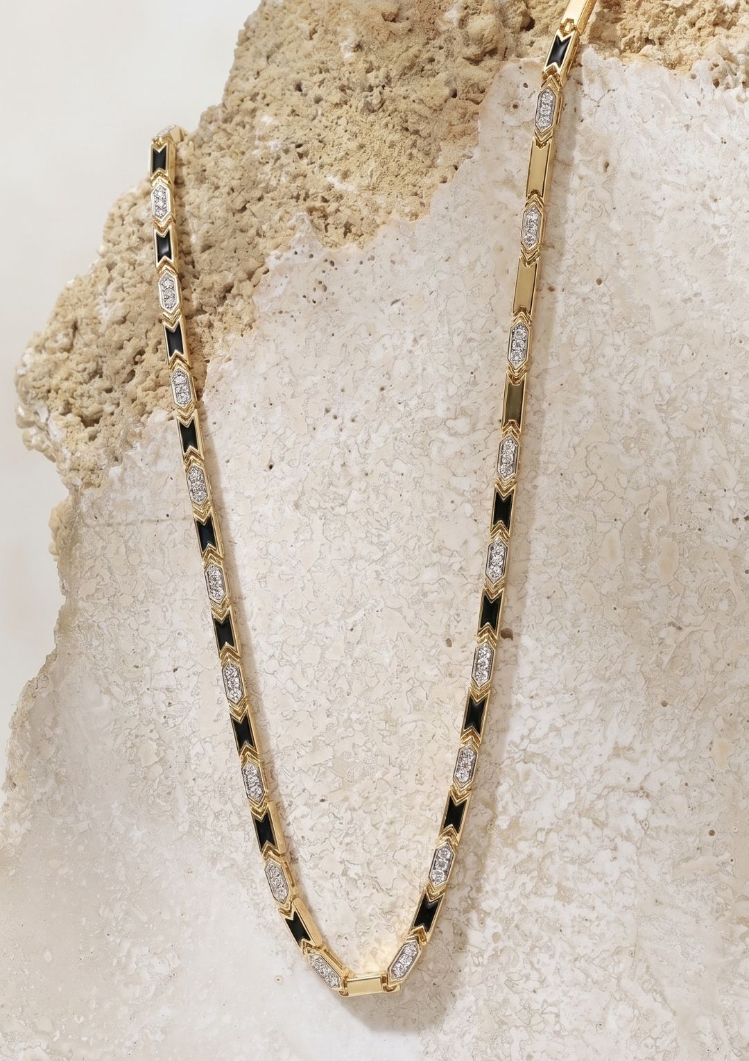Lüks Taşlı Gold Kadın Kolye – Modern Geometrik Şık Kolye - Görsel 4