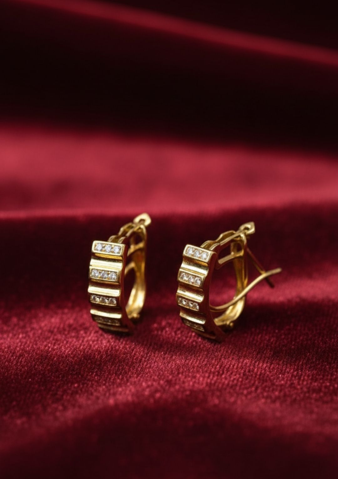 Taş Detaylı Gold Halka Küpe – Premium Kadın Çelik Küpe