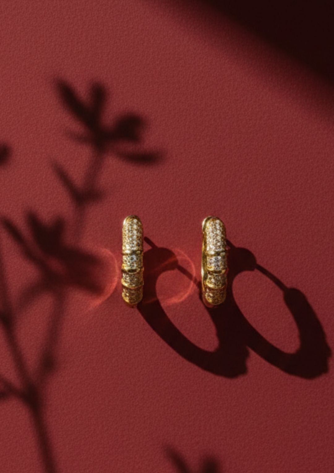Zirkon Taşlı Gold Halka Küpe – Işıltılı Kadın Küpe Modeli - Görsel 2