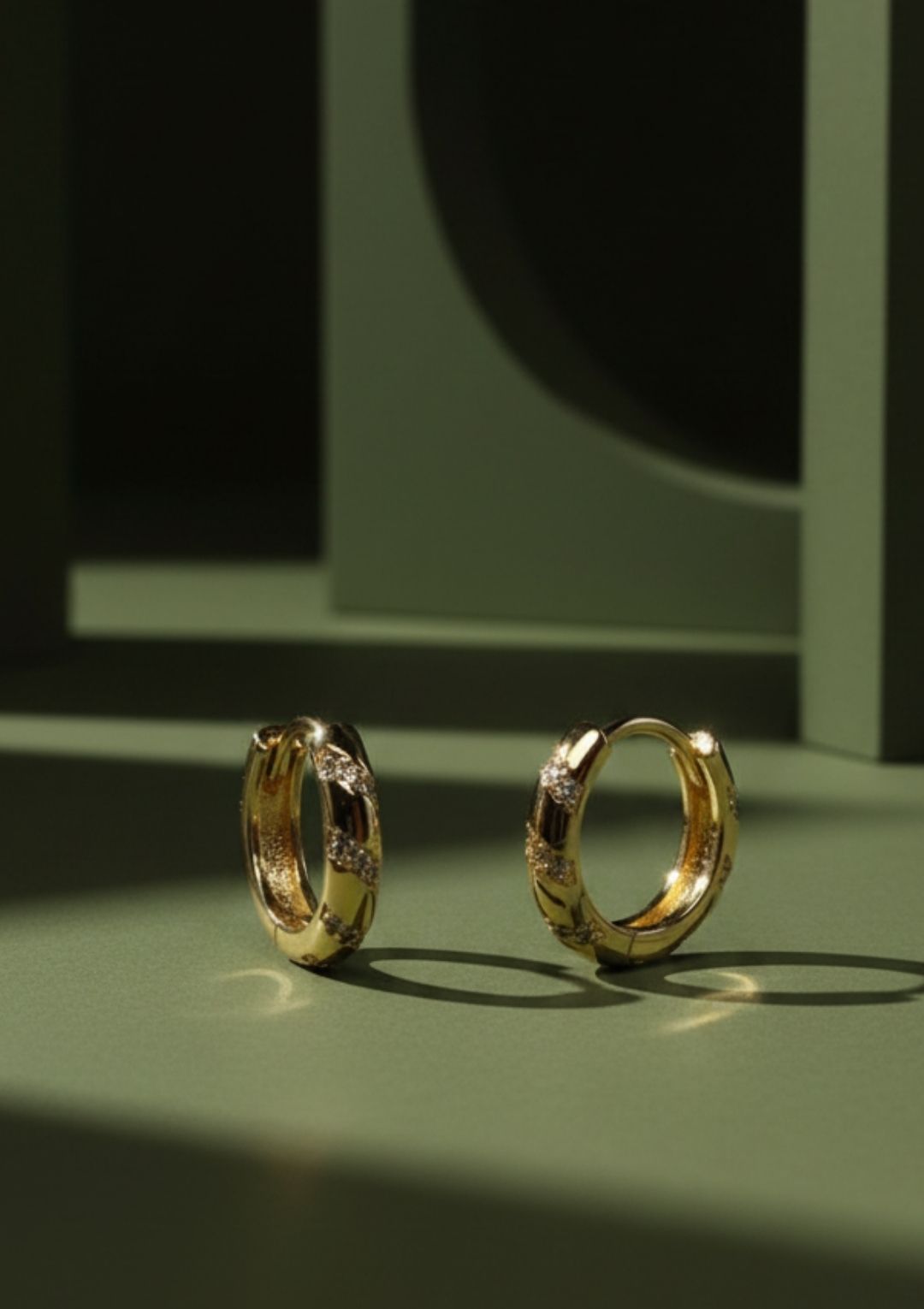 Zirkon Taşlı Mini Halka Küpe – Gold Minimal Kadın Küpe