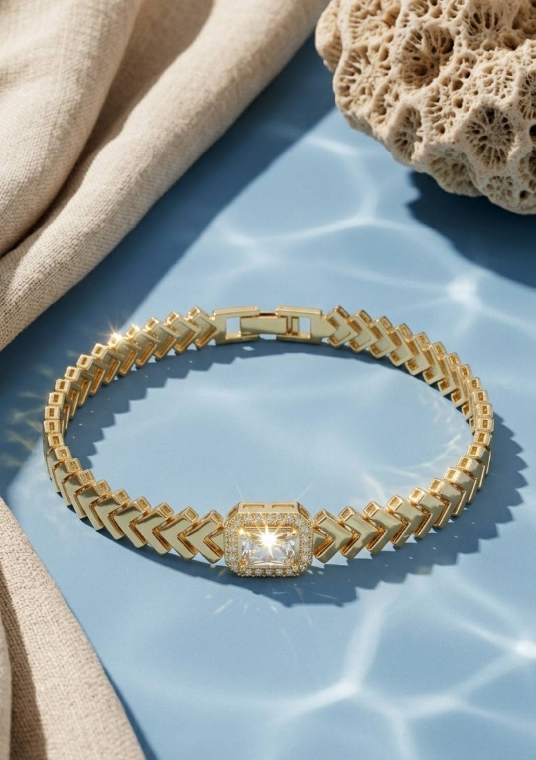 Gold Baget Taşlı Kadın Çelik – Luxury Geometrik Tasarım Bileklik