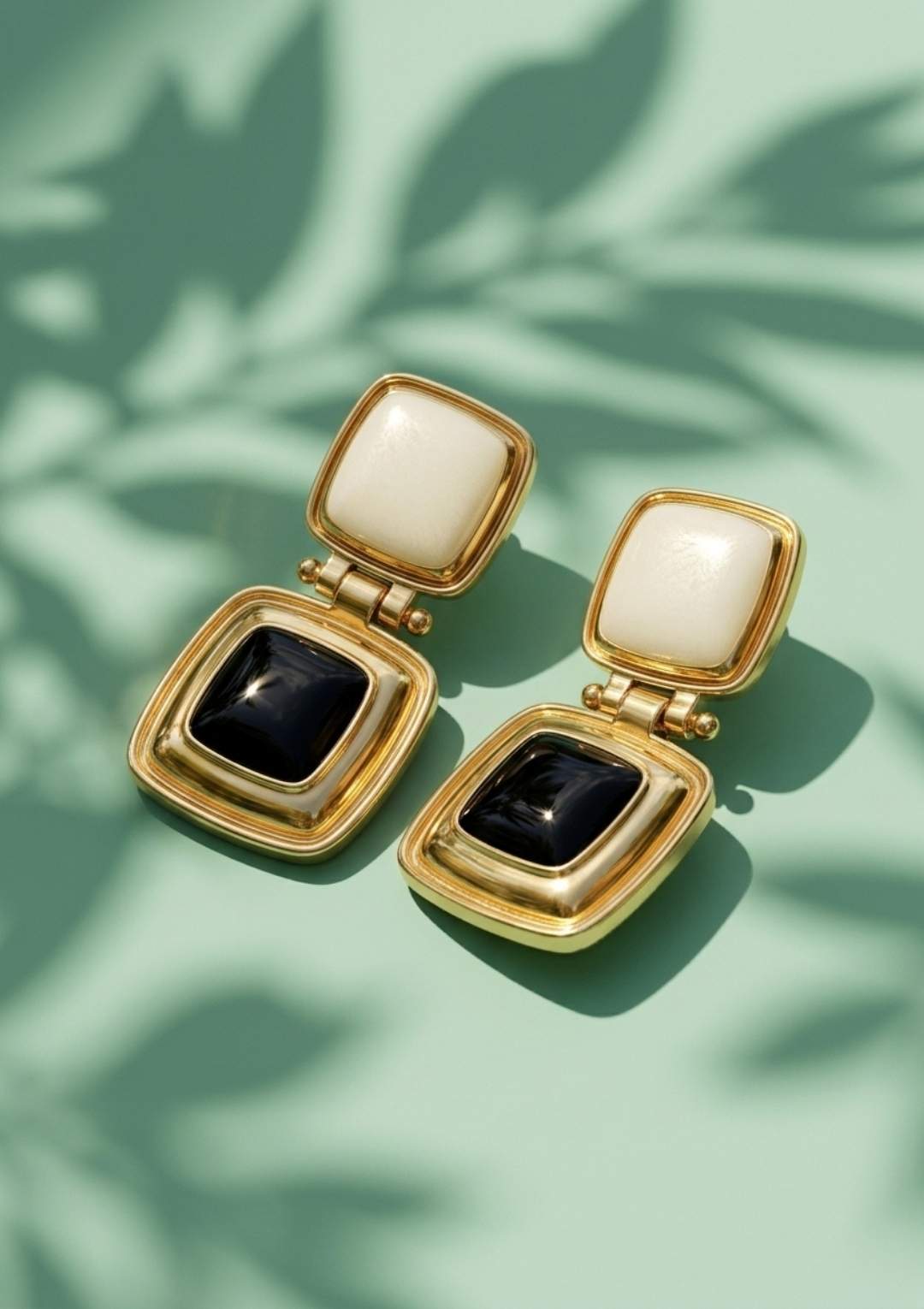 Noir Elegance Geometrik Çelik – Siyah Beyaz Gold Kadın Küpe