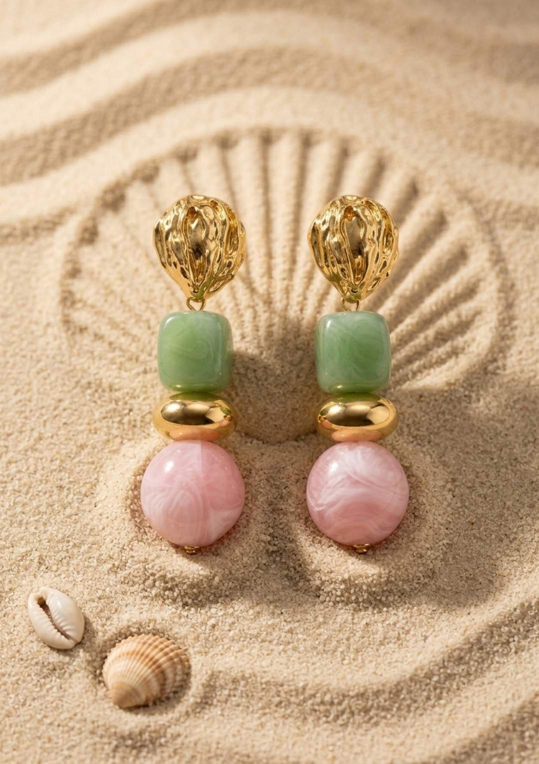 Pastel Taş Detaylı Gold Kadın Çelik – Yeşil & Pembe Modern Tasarım Küpe